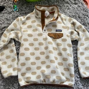 Patagonia synchilla t strap white and cream polka dot xs
